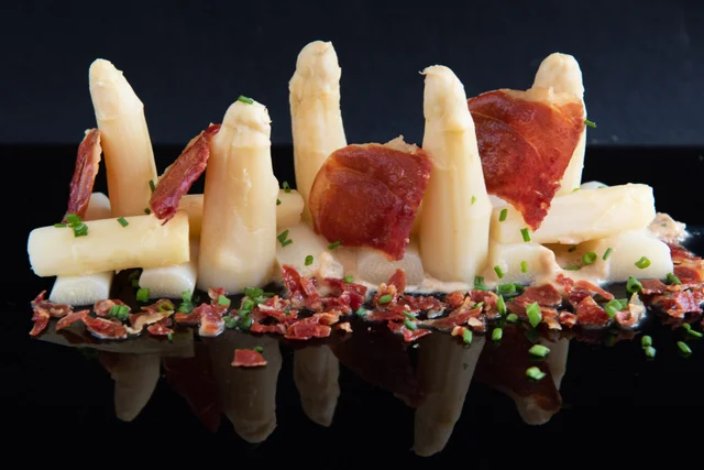 Espárragos en Salsa de Avellanas y Jamón